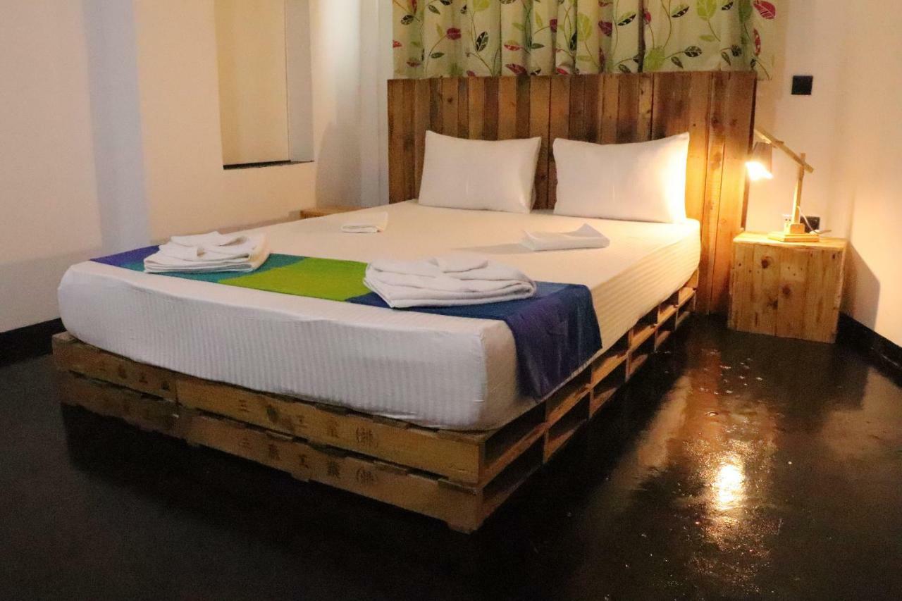 Miracle Colombo City Hostel Exteriör bild